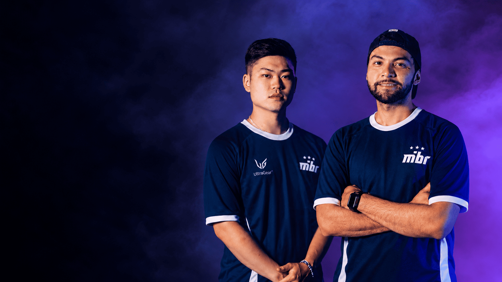 Jogadores do MIBR com a camisa da equipe, incluindo o apresentador nak